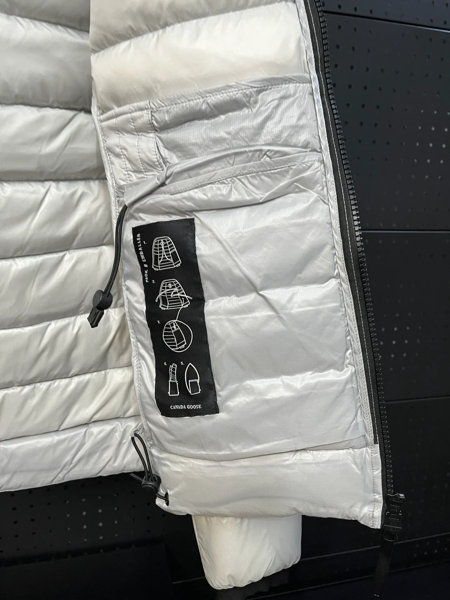 P940 Top 🔥purchase version 𝘾𝘼𝙉𝘼𝘿𝘼 𝙂𝙊𝙊𝙎𝙀/Canada Goose 2227 thin and light style. It’s super lightweight and doesn’t feel any weight on your upper body at all! Show more temperament‼  Canada Goose, a Canadian brand, has always been recognized as the warmest down jacket. Various Instagram celebrities, Internet celebrities, and celebrities often wear it for street photos. I make Canada Goose every year, but I still can’t get rid of my love for the goose. No matter how cold the winter is, there is no need to be afraid. Canada Goose is the legendary warmest down jacket and is known as a must-have for Arctic outdoor sports! The most popular down jacket in the world, celebrities are rushing to buy it, it is a must-have! Size: S-2XL Color: silver gray (red label) silver gray (black label), black (red label), black (black label), dark blue